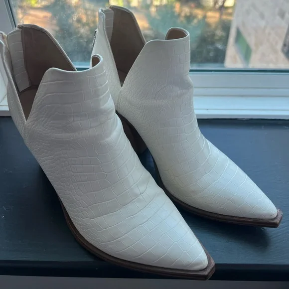 Steve Madden Camryn Bootie TAUPE
CROCODILE - Picture 2 of 5